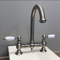 Grifo de cocina PB nostalgic bridge caño redondo acero inoxidable con palancas blancas PBN.RVS.R.WH