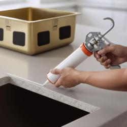 Adhesivo de silicona sin ácido para montaje bajo fregaderos de acero inoxidable