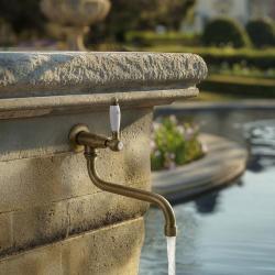 Grifo de lavabo PB Classic mural con palanca blanca agua fría y caño largo color bronce 1208853602