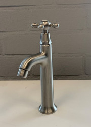 Grifo de lavabo PB Classic con pomo de estrella agua fría acero inoxidable 1208855552