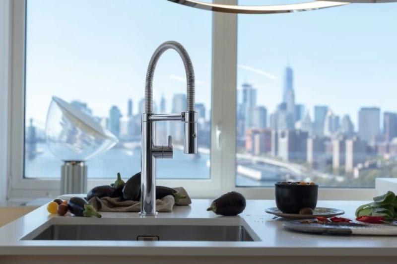 Grifo de cocina Franke Pescara Semi Pro L caño flexible y spray cromo 115.0393.975