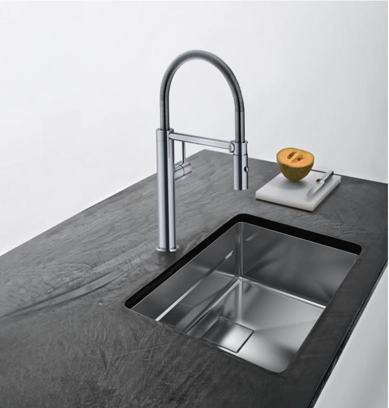 Grifo de cocina Franke Pescara Semi Pro L caño flexible y spray aspecto acero inoxidable 115.0472.960