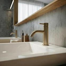 Grifo bajo para lavabo Waterevolution Flow con tapón de clic, latón cepillado T110LE