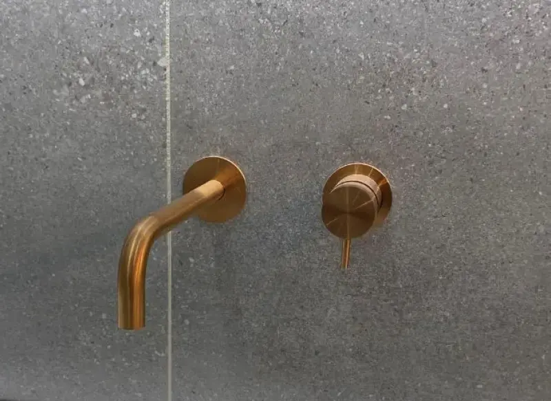 Grifo de lavabo empotrado Waterrevolution Flow PVD cobre cepillado con caño de 15 cm T116BCPE-15