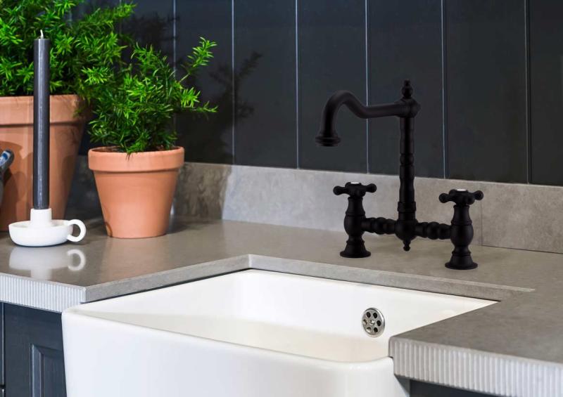 Grifo de cocina PB Nostalgic Bridge Negro mate caño en ángulo con pomos fuertes PBN.ZW.H.ST