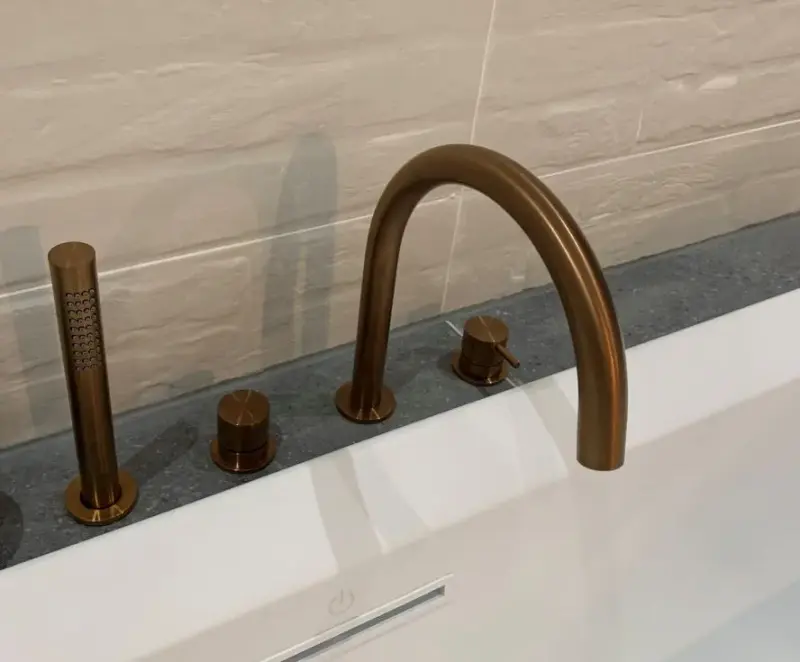 Grifo mezclador Waterevolution Flow para el montaje en el borde de la bañera con 4 orificios PVD cobre satinado T138CPE