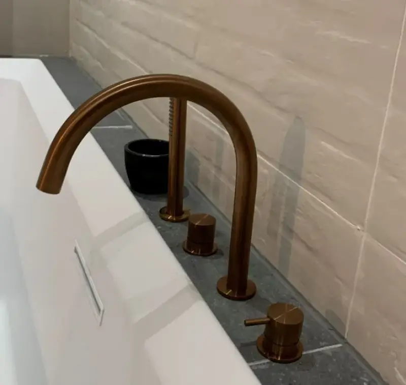 Grifo mezclador Waterevolution Flow para el montaje en el borde de la bañera con 4 orificios PVD cobre satinado T138CPE