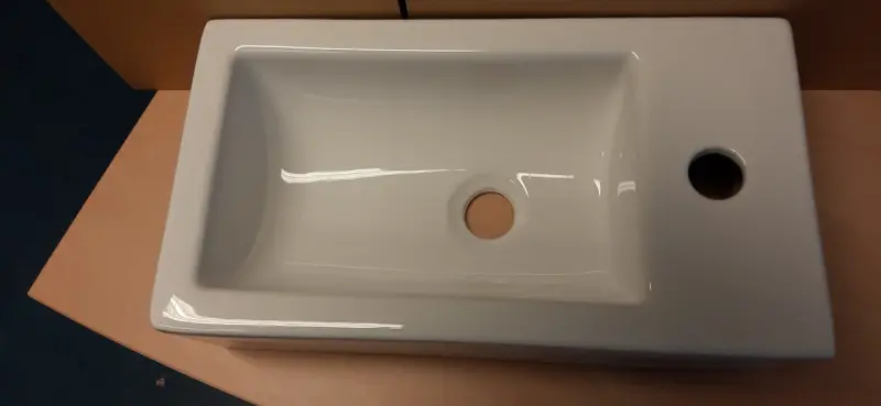 OUTLET Blusani Flow Fuente de cerámica blanca brillante, derecha, 45 x 26 x 13 cm