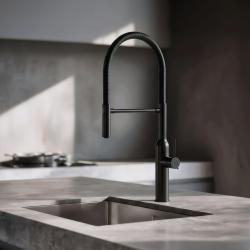 Mezclador alto de cocina Quadri Stamford con caño flexible negro mate 1208956079