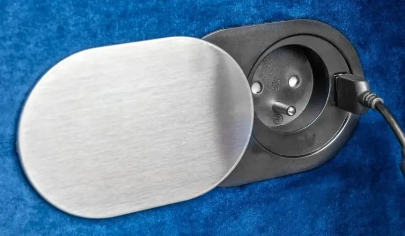 Enchufe de cocina empotrable Indux Slide con clavija de toma de tierra para  encimera con USB y toma de corriente color acero inoxidable 1208957392