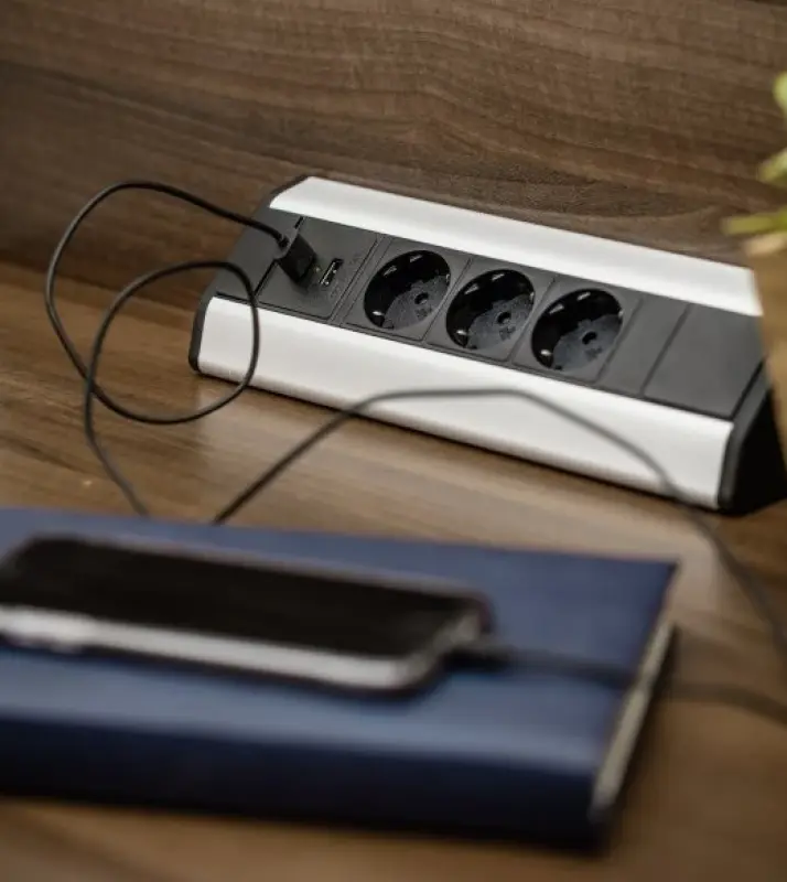 Enchufe esquinero Indux con 3 tomas, toma de tierra tipo F y 2 cargadores USB 1208957431