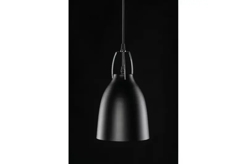 Lámpara de techo Decor Orient de metal cónico negro con interior blanco en contraste 4475