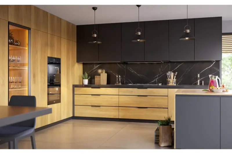 Lámpara de techo Decor Mees metálica en color negro con pantalla adosada en forma de lámpara de petróleo 2363