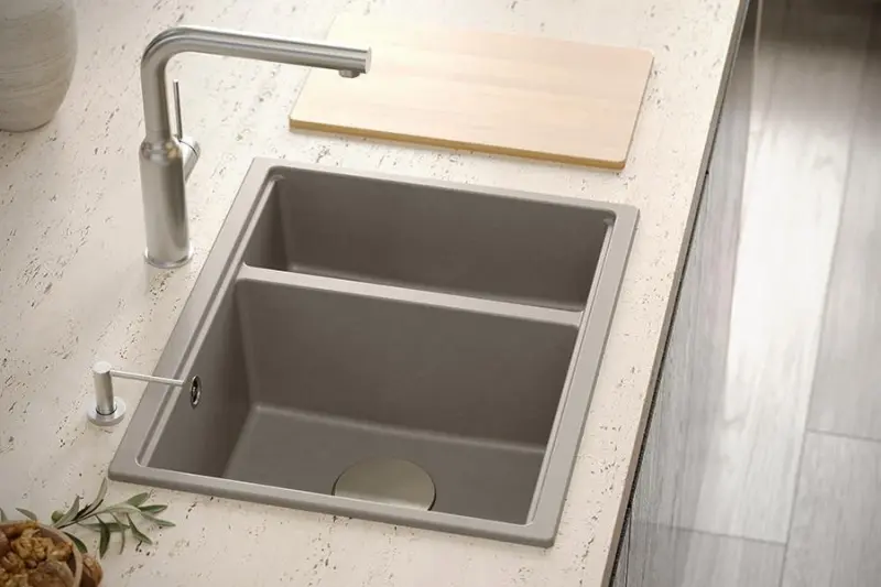 Fregadero de granito Quadri Newport II blanco de un seno y medio para montaje sobre encimera y bajo encimera 555x460 1208957860