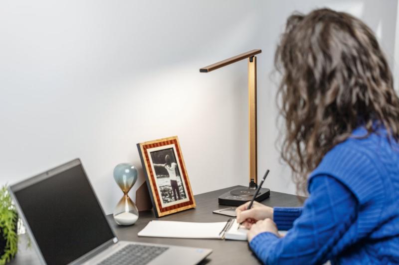 Decor Lámpara de escritorio Bressi 8W 450lm AC220-240V 3-CCT Carga inalámbrica USB PF>0 5 RA>80 Negro / Dorado 1208962479