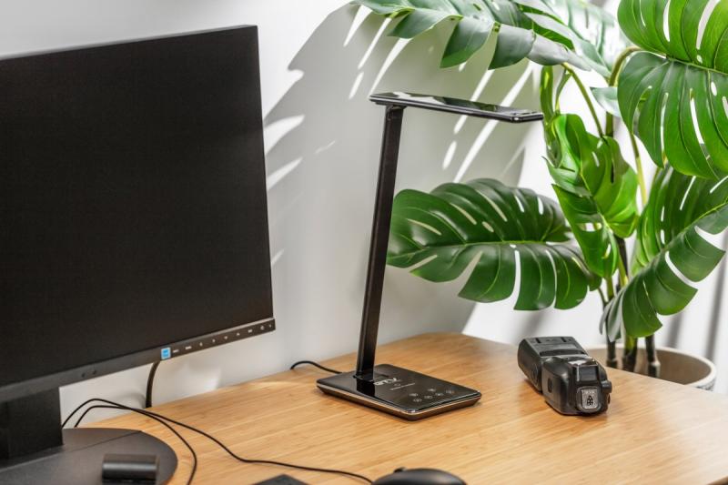 Decor Lámpara de escritorio Tritton 6W 340lm AC220-240V 4-CCT Carga inalámbrica USB PF>0 5 RA>80 negra. 1208962518