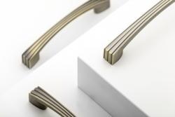 Tirador Zamak VASTO C=128 mm latón cepillado antiguo 1208966227