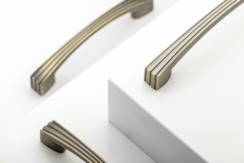 Tirador Zamak VASTO C=128 mm latón cepillado antiguo 1208966227