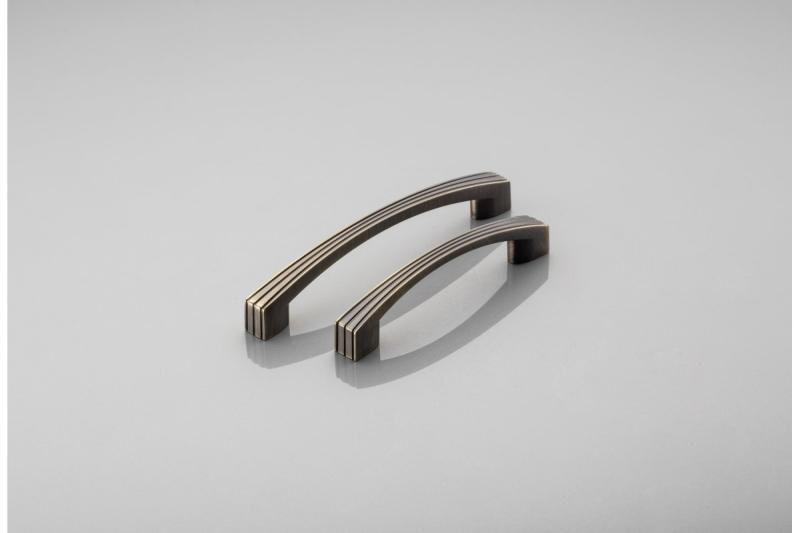 Tirador Zamak VASTO C=96 mm latón cepillado antiguo 1208966228