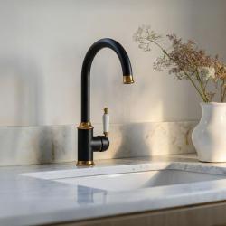 Quadri Worksop Clásica Nostálgica Negra con Acabado en Cobre PVD Grifo de Cocina con Mango de Cerámica 1208967723