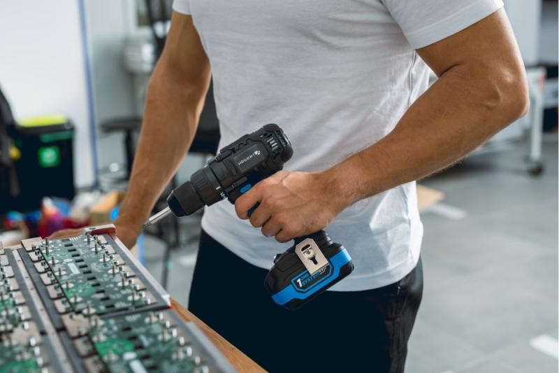 HÖGERT potente destornillador inalámbrico de 18V para madera y metal.