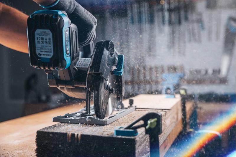 HÖGERT sierra circular a batería, 18V, sin batería, conexión para aspiradora.