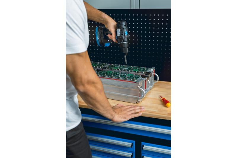 HÖGERT taladro inalámbrico 18V, set con batería, cargador, soporte para puntas, almacén de brocas.