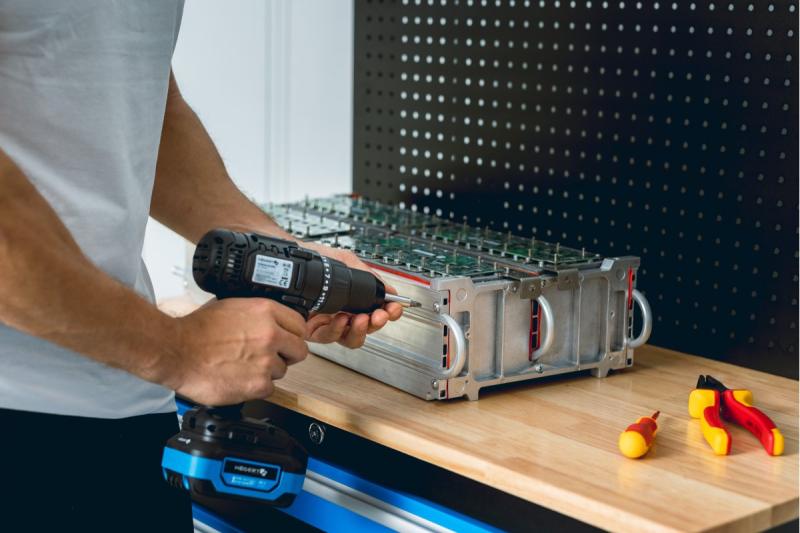 HÖGERT taladro inalámbrico 18V, set con batería, cargador, soporte para puntas, almacén de brocas.