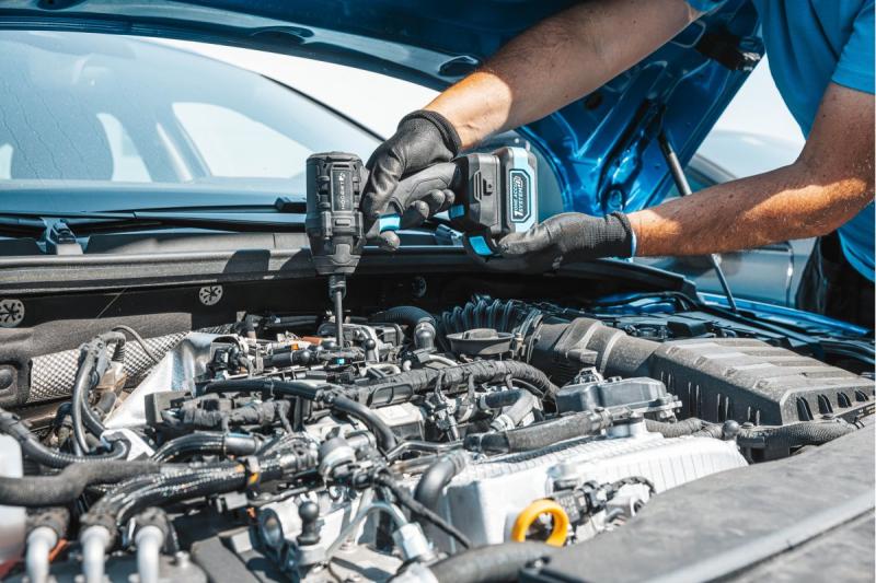 HÖGERT juego de llaves de impacto a batería 200 Nm 18V con motor sin escobillas.