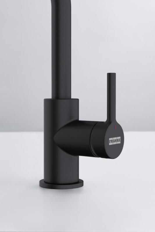 Grifo de cocina Franke Lina L con salida giratoria negro 115.0693.393