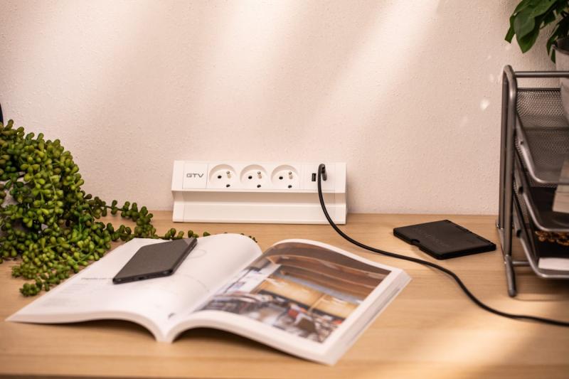 Enchufe de muebles Basco, 3 x enchufe con toma de tierra, USB A+C, cable de 1,5 m, blanco con montaje