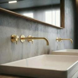 Grifo de lavabo empotrado Waterrevolution Flow de 3 orificios, PVD oro blanco con caño de 21 cm T1163FWGE-21