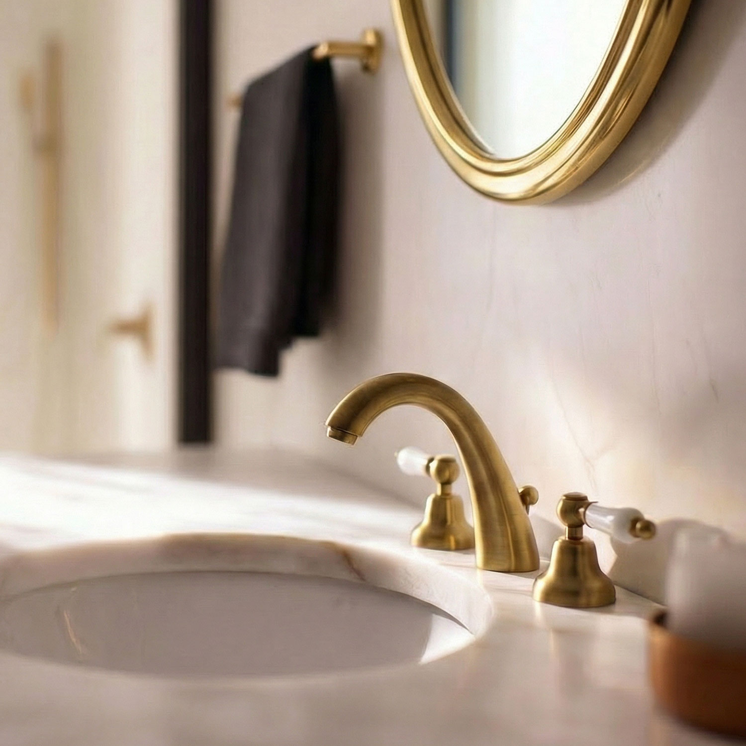 Mezcla de metales: el arte de combinar acabados en el cuarto de baño